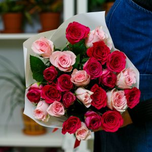 25 розовых роз Кения два цвета 35-40 см в упаковке