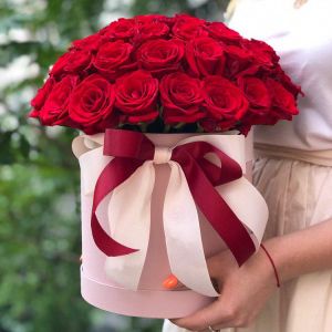 Букет 51 красной розы в шляпной коробке