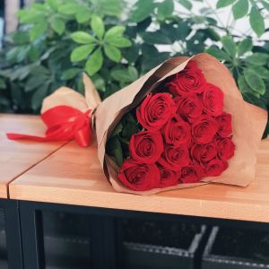 15 красных роз 60 см в упаковке