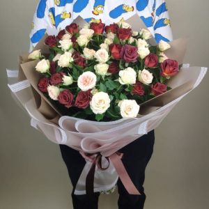 11 кустовых шоколадных и белых роз в упаковке