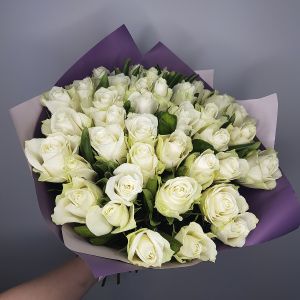 35 белых роз Кении 35-40 см в упаковке