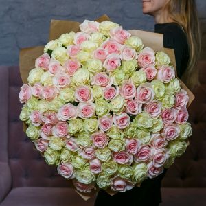 101 белой и розовой розы 60 см в упаковке