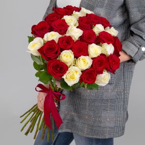 35 Красно-Белых Роз (60 см.)