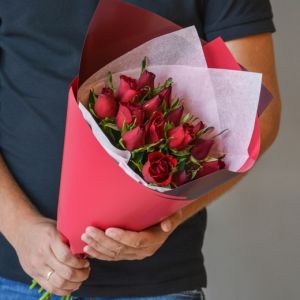 15 красных роз Кении 35-40 см в упаковке