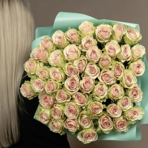 51 розовая роза Фрутетто 60 см в упаковке