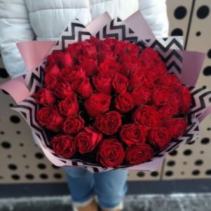 65 красных роз Кении 35-40 см в упаковке