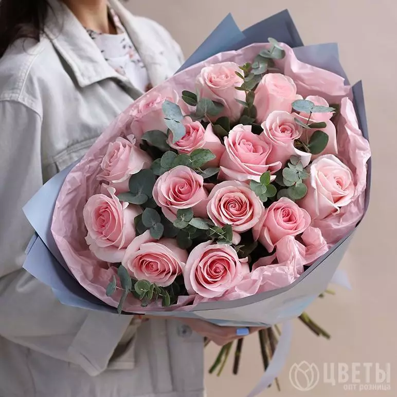 15 розовых роз 60 см с зеленью в упаковке №1