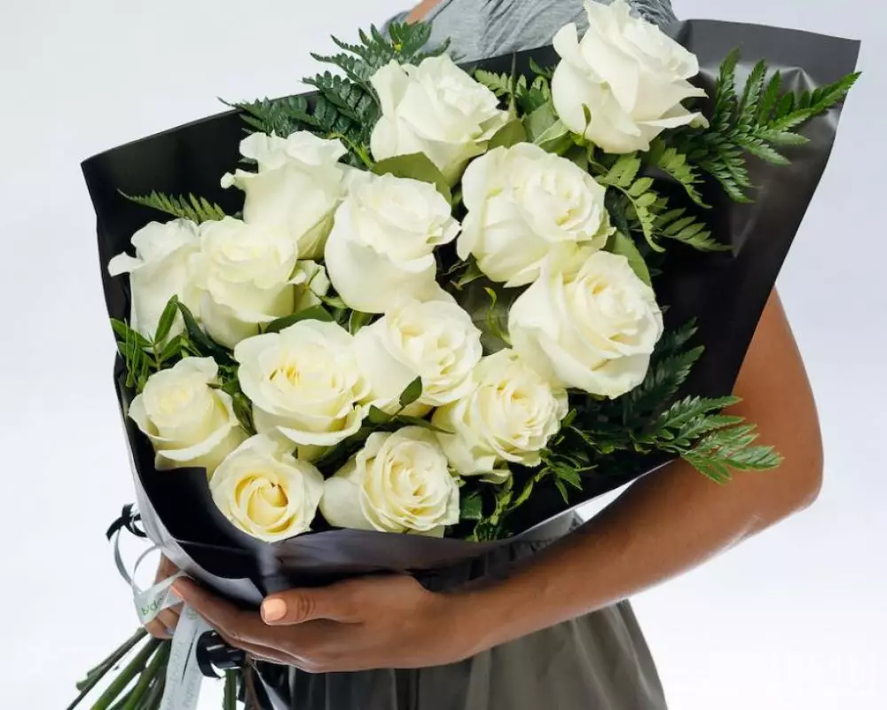 Траурный букет из 14 белых роз 60 см с зеленью №3