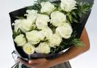 Траурный букет из 14 белых роз 60 см с зеленью small №3