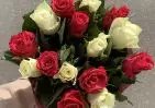 15 белых и красных роз Кения 35-40 см в упаковке small №2