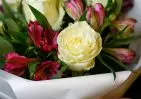 Букет из белых роз и альстромерий в упаковке small №4