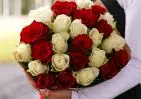 25 красных и белых роз Кения 35-40 см в упаковке small №1