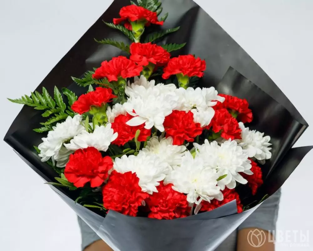 Траурный букет из красных гвоздик и кустовых хризантем с зеленью №2