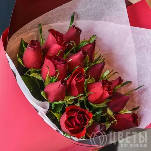 15 красных роз Кении 35-40 см в упаковке №2