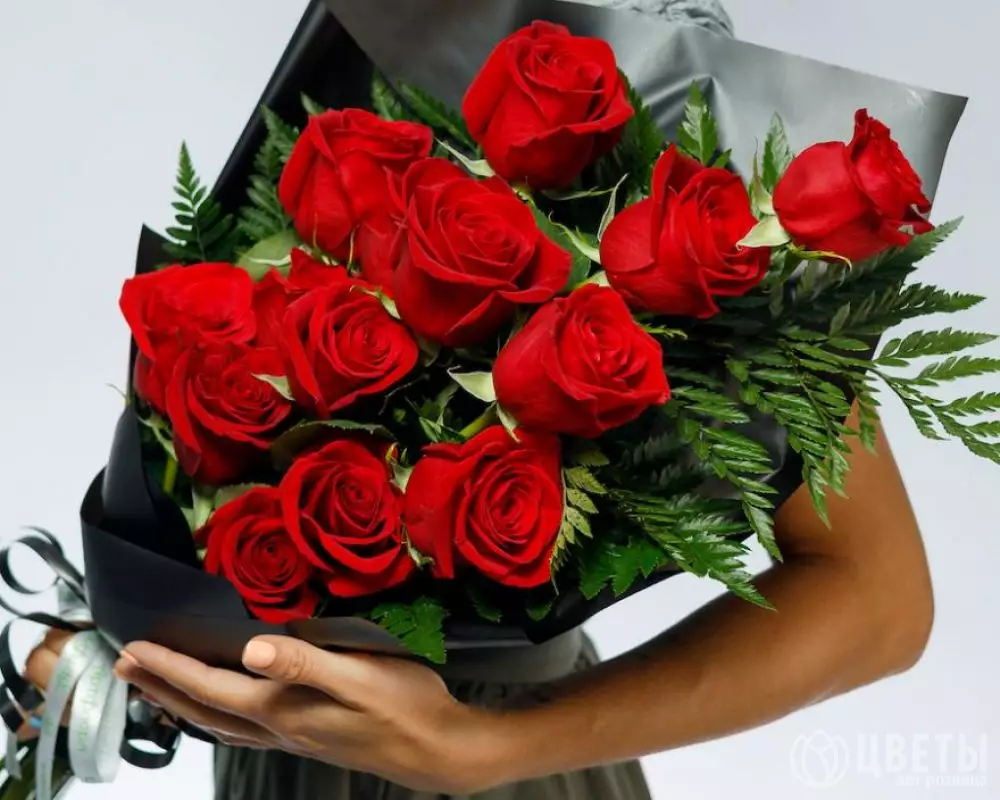 Траурный букет из 14 красных роз 60 см с зеленью №3