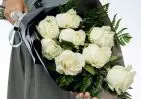 Траурный букет из 8 белых роз 60 см с зеленью small №1