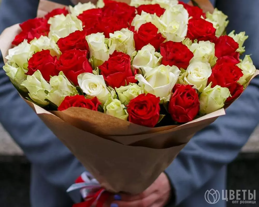 51 белых и красных роз Кения 35-40 см в упаковке №1