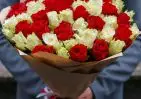 51 белых и красных роз Кения 35-40 см в упаковке small №1