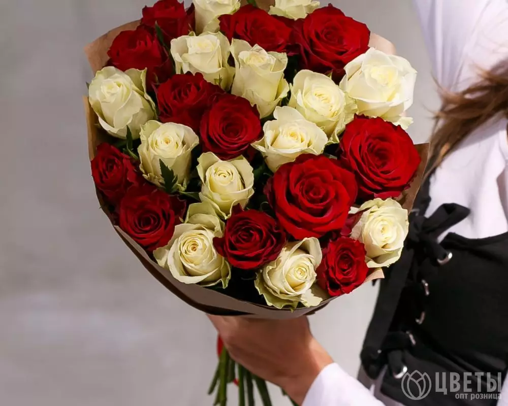 25 красных и белых роз Кения 35-40 см в упаковке №2