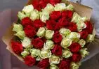 51 белых и красных роз Кения 35-40 см в упаковке small №2