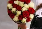 25 красных и белых роз Кения 35-40 см в упаковке small №2