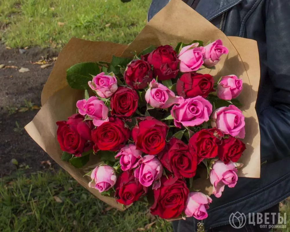 25 красных и розовых роз Кения 35-40 см в упаковке №2