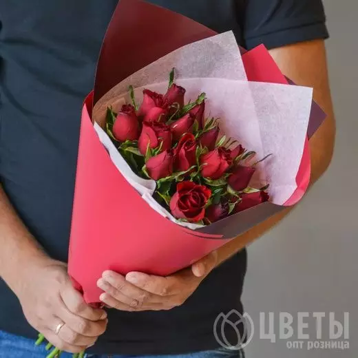 15 красных роз Кении 35-40 см в упаковке №1