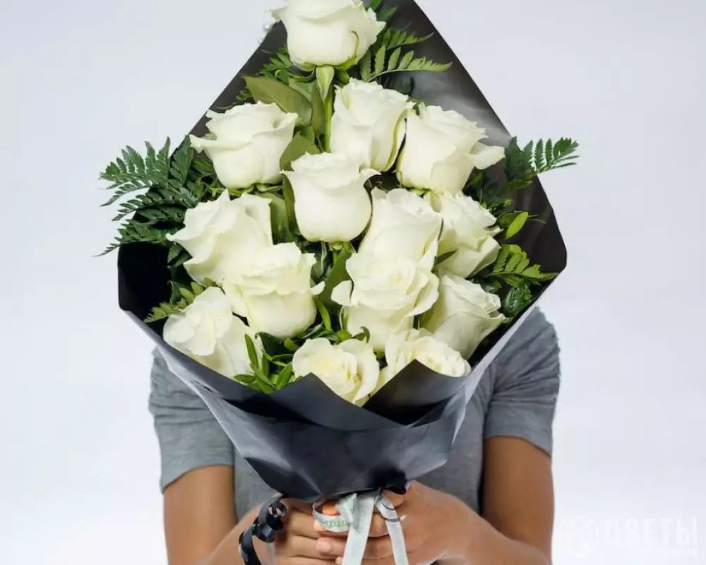 Траурный букет из 14 белых роз 60 см с зеленью №2
