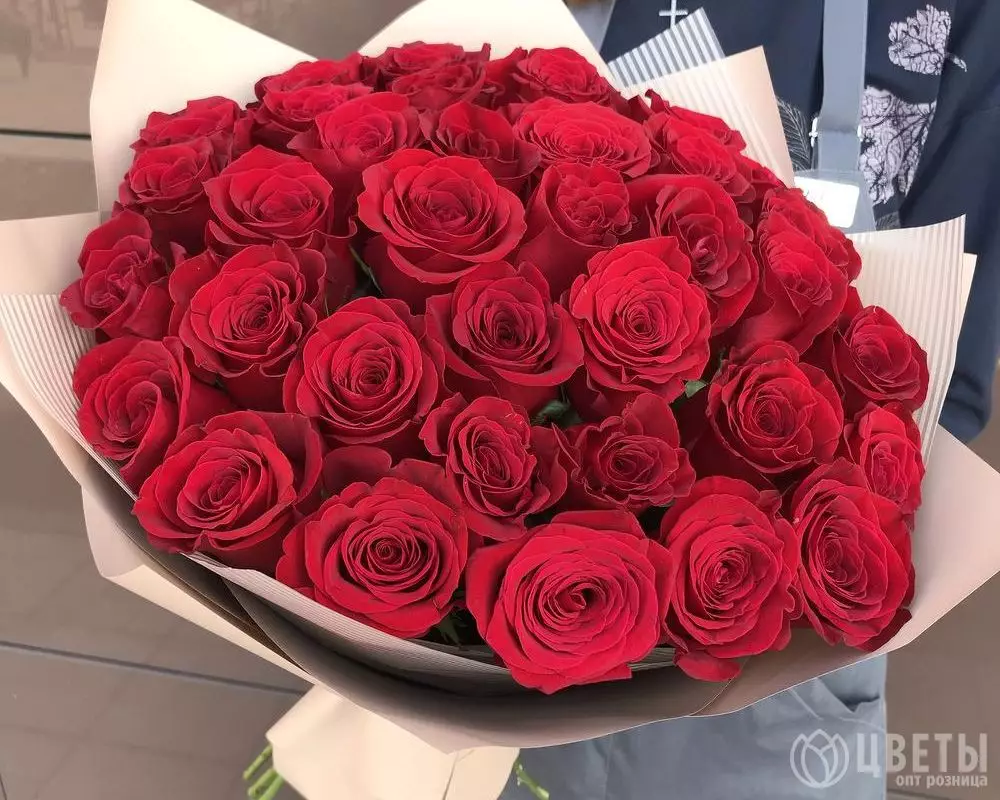 35 красных роз 60 см в упаковке №1