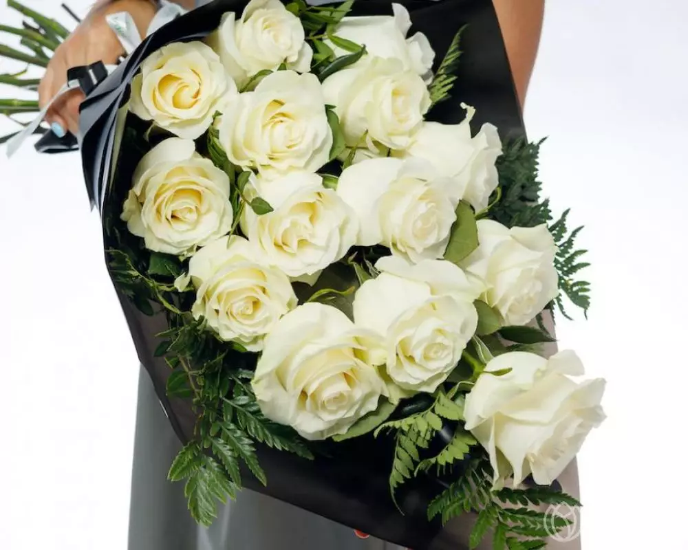 Траурный букет из 14 белых роз 60 см с зеленью №1