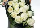 Траурный букет из 14 белых роз 60 см с зеленью small №1