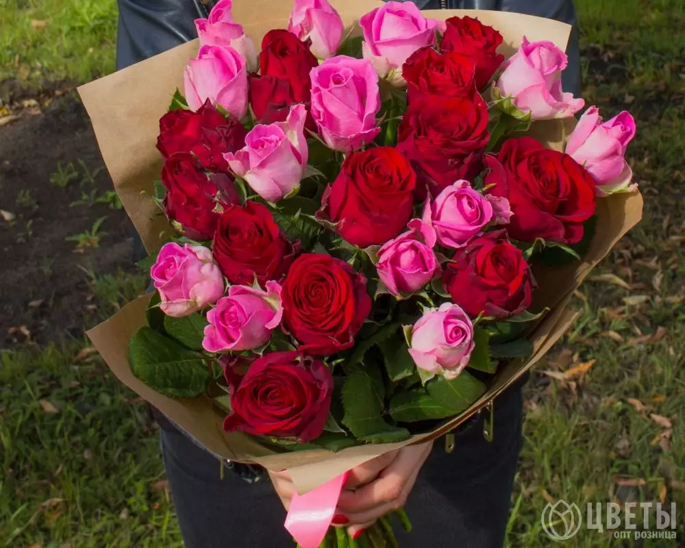 25 красных и розовых роз Кения 35-40 см в упаковке №1