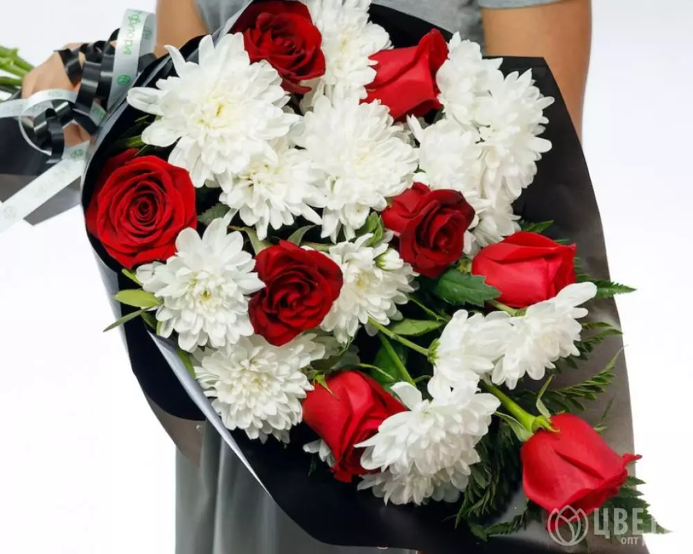 Траурный букет из эквадорских роз и кустовых хризантем с зеленью №1