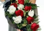 Траурный букет из красных роз и гвоздик с зеленью small №1