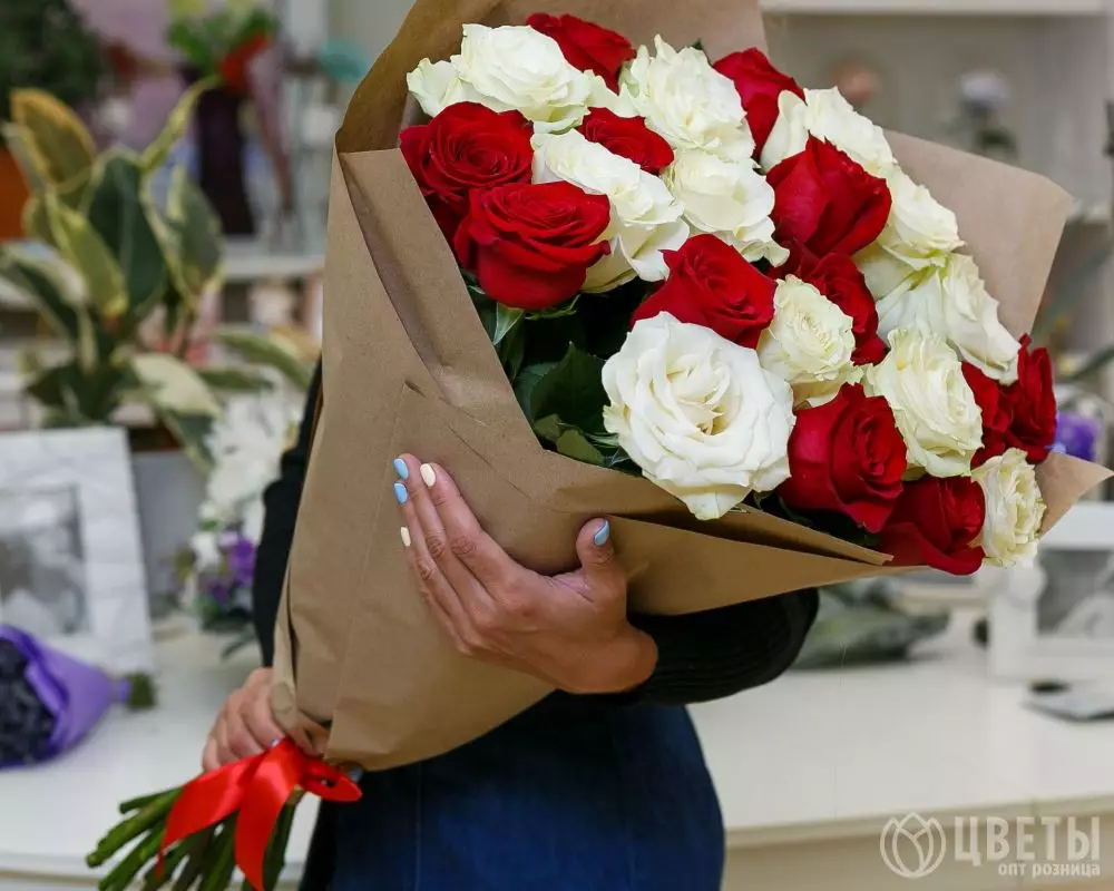 25 белых и красных роз 70 см в упаковке №1