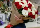 25 белых и красных роз 70 см в упаковке small №1