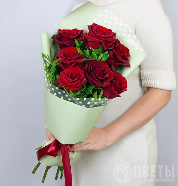 7 Красных роз 60 см с зеленью №1