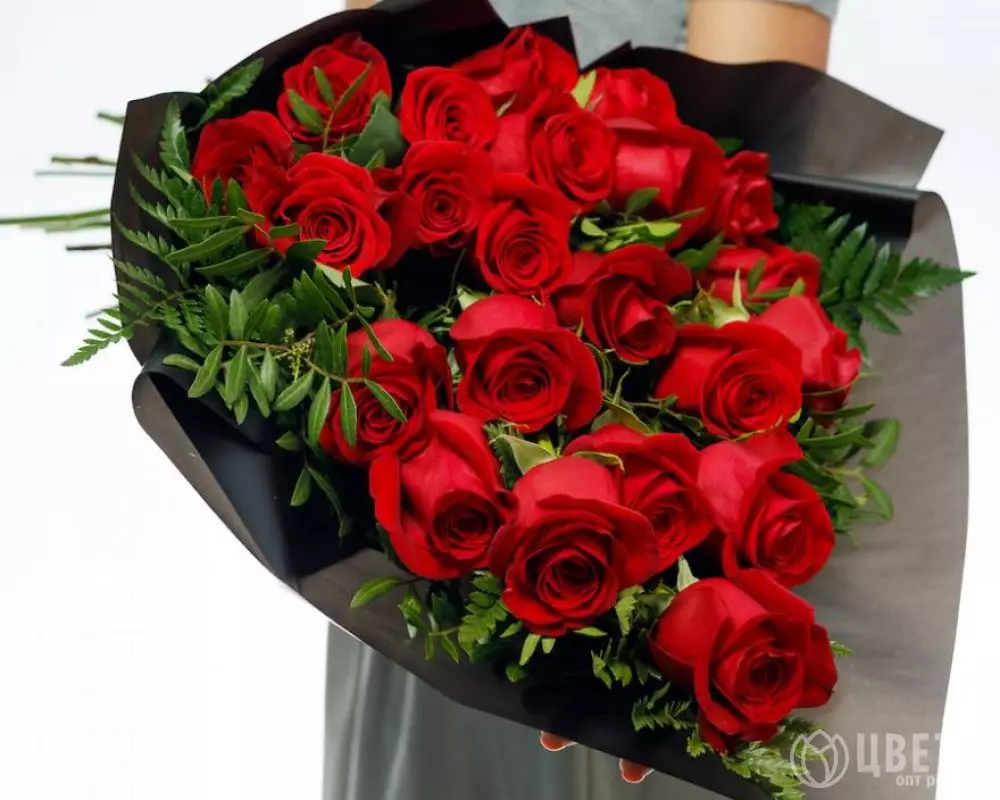 Траурный букет из 22 красных роз 60 см с зеленью №3