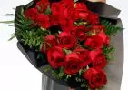 Траурный букет из 22 красных роз 60 см с зеленью small №3