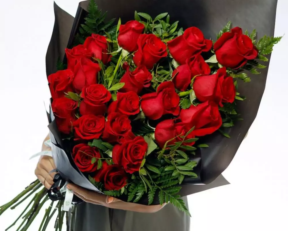 Траурный букет из 22 красных роз 60 см с зеленью №1