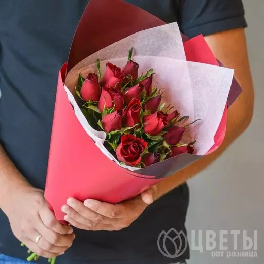 15 красных роз Кении 35-40 см в упаковке №3