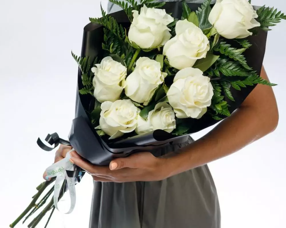 Траурный букет из 8 белых роз 60 см с зеленью №3