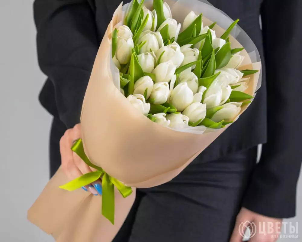25 белых тюльпанов в упаковке №1
