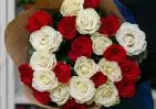 25 белых и красных роз 70 см в упаковке small №2